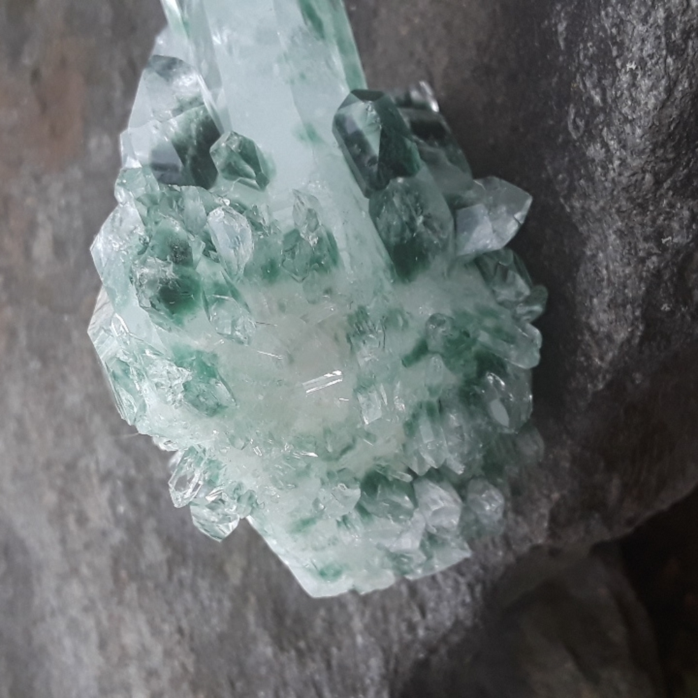 Green phantom quartz crystal cluster, lab-grown - Picture 6 of 8